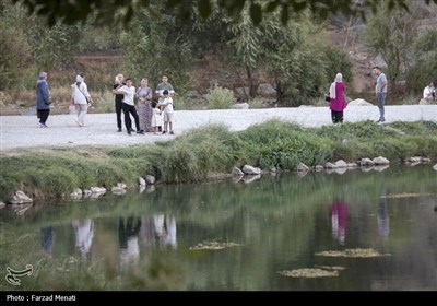 مسافران تابستانی در محوطه تاریخی طاقبستان - کرمانشاه