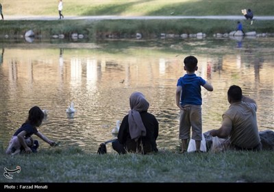 مسافران تابستانی در محوطه تاریخی طاقبستان - کرمانشاه