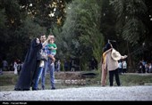 مسافران تابستانی در محوطه تاریخی طاقبستان - کرمانشاه