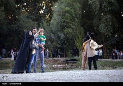 مسافران تابستانی در محوطه تاریخی طاقبستان - کرمانشاه