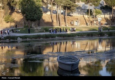 مسافران تابستانی در محوطه تاریخی طاقبستان - کرمانشاه