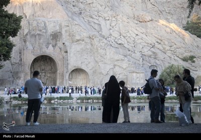 مسافران تابستانی در محوطه تاریخی طاقبستان - کرمانشاه