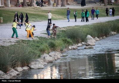 مسافران تابستانی در محوطه تاریخی طاقبستان - کرمانشاه