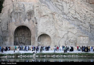 مسافران تابستانی در محوطه تاریخی طاقبستان - کرمانشاه