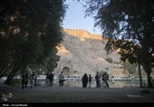 مسافران تابستانی در محوطه تاریخی طاقبستان - کرمانشاه