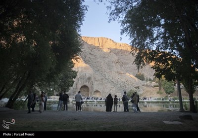 مسافران تابستانی در محوطه تاریخی طاقبستان - کرمانشاه