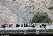 مسافران تابستانی در محوطه تاریخی طاقبستان - کرمانشاه