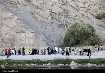 مسافران تابستانی در محوطه تاریخی طاقبستان - کرمانشاه