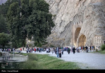 مسافران تابستانی در محوطه تاریخی طاقبستان - کرمانشاه