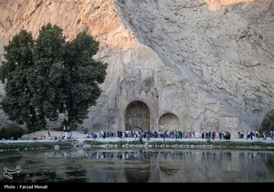 مسافران تابستانی در محوطه تاریخی طاقبستان - کرمانشاه