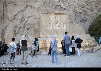 مسافران تابستانی در محوطه تاریخی طاقبستان - کرمانشاه