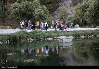 مسافران تابستانی در محوطه تاریخی طاقبستان - کرمانشاه