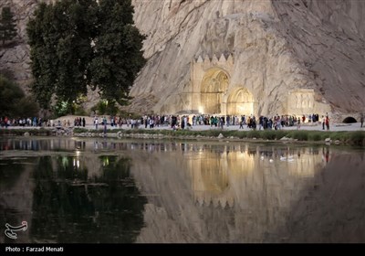 مسافران تابستانی در محوطه تاریخی طاقبستان - کرمانشاه