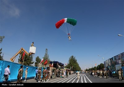 فرود چتربازان ارتش جمهوری اسلامی ایران در کرمان