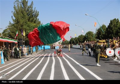 فرود چتربازان ارتش جمهوری اسلامی ایران در کرمان