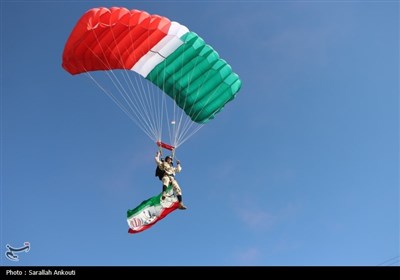 فرود چتربازان ارتش جمهوری اسلامی ایران در کرمان