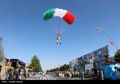 فرود چتربازان ارتش جمهوری اسلامی ایران در کرمان