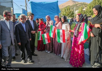 مراسم زنگ‌مقاومت و آغاز سال تحصیلی با حضور اسکندر مومنی وزیر کشور در مدرسه ابرار شهر سنندج 