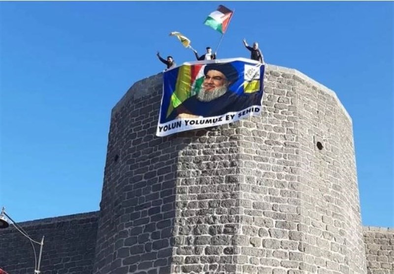 Tarihi Diyarbakır Surları&apos;na Nasrallah&apos;ın posteri asıldı