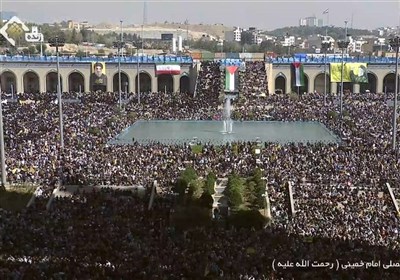 Huge Crowd Gathers in Tehran for Friday Prayer Led by Leader