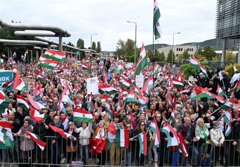 Thousands Protest in Hungary Demanding End to State Media &apos;Propaganda&apos;