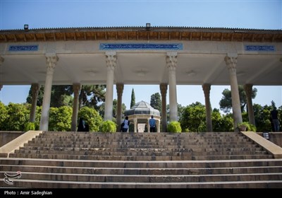 گلباران آرامگاه حافظ شیرازی به مناسبت سالروز بزرگداشت این شاعر