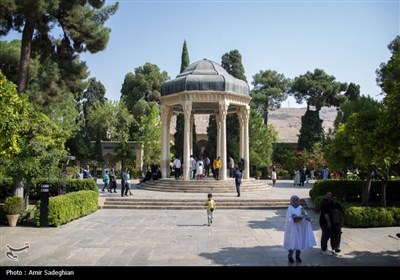 گلباران آرامگاه حافظ شیرازی به مناسبت سالروز بزرگداشت این شاعر