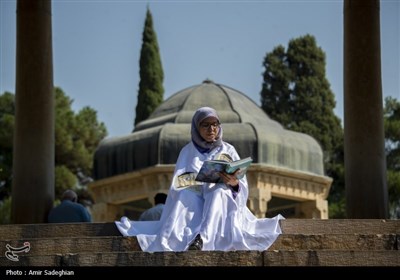 گلباران آرامگاه حافظ شیرازی به مناسبت سالروز بزرگداشت این شاعر