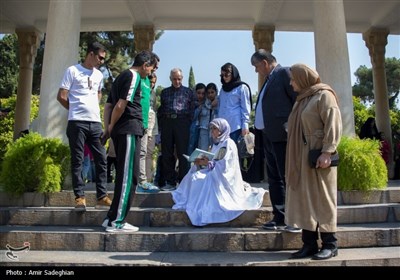 گلباران آرامگاه حافظ شیرازی به مناسبت سالروز بزرگداشت این شاعر