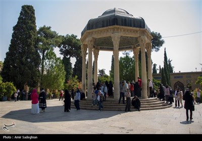 گلباران آرامگاه حافظ شیرازی به مناسبت سالروز بزرگداشت این شاعر