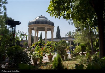 گلباران آرامگاه حافظ شیرازی به مناسبت سالروز بزرگداشت این شاعر