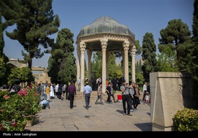 گلباران آرامگاه حافظ شیرازی به مناسبت سالروز بزرگداشت این شاعر