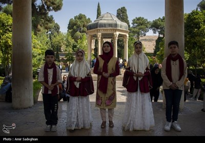 گلباران آرامگاه حافظ شیرازی به مناسبت سالروز بزرگداشت این شاعر