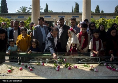 گلباران آرامگاه حافظ شیرازی به مناسبت سالروز بزرگداشت این شاعر