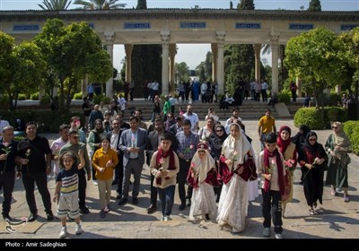 گلباران آرامگاه حافظ شیرازی به مناسبت سالروز بزرگداشت این شاعر