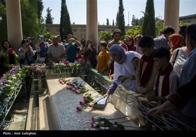 گلباران آرامگاه حافظ شیرازی به مناسبت سالروز بزرگداشت این شاعر