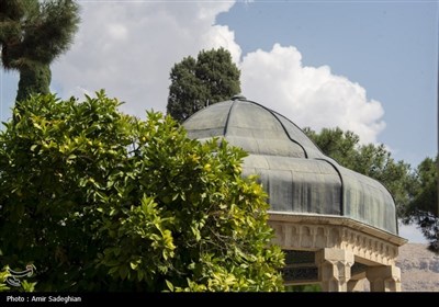 گلباران آرامگاه حافظ شیرازی به مناسبت سالروز بزرگداشت این شاعر