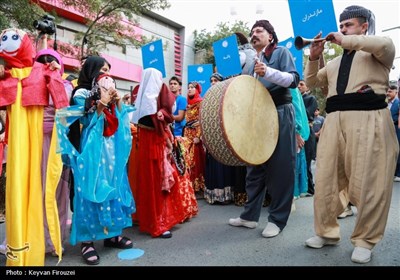 افتتاحیه هفدهمین جشنواره بین‌المللی تئاتر خیابانی مریوان