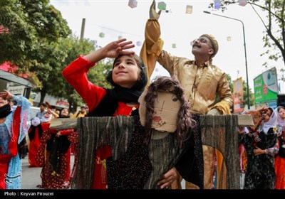 افتتاحیه هفدهمین جشنواره بین‌المللی تئاتر خیابانی مریوان