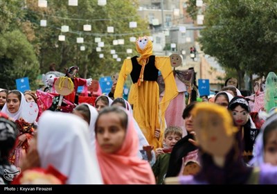 افتتاحیه هفدهمین جشنواره بین‌المللی تئاتر خیابانی مریوان