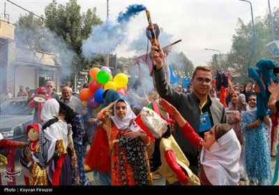 افتتاحیه هفدهمین جشنواره بین‌المللی تئاتر خیابانی مریوان