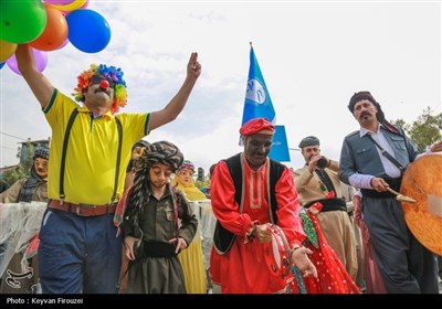 افتتاحیه هفدهمین جشنواره بین‌المللی تئاتر خیابانی مریوان