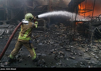 آتش‌سوزی بزرگ در بازار آهن شادآباد تهران