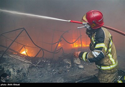 آتش‌سوزی بزرگ در بازار آهن شادآباد تهران