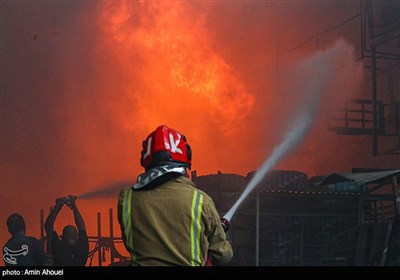 آتش‌سوزی بزرگ در بازار آهن شادآباد تهران