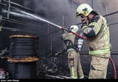 آتش‌سوزی در یک کارگاه نجاری و چوب‌بری خیابان انقلاب مهار شد
