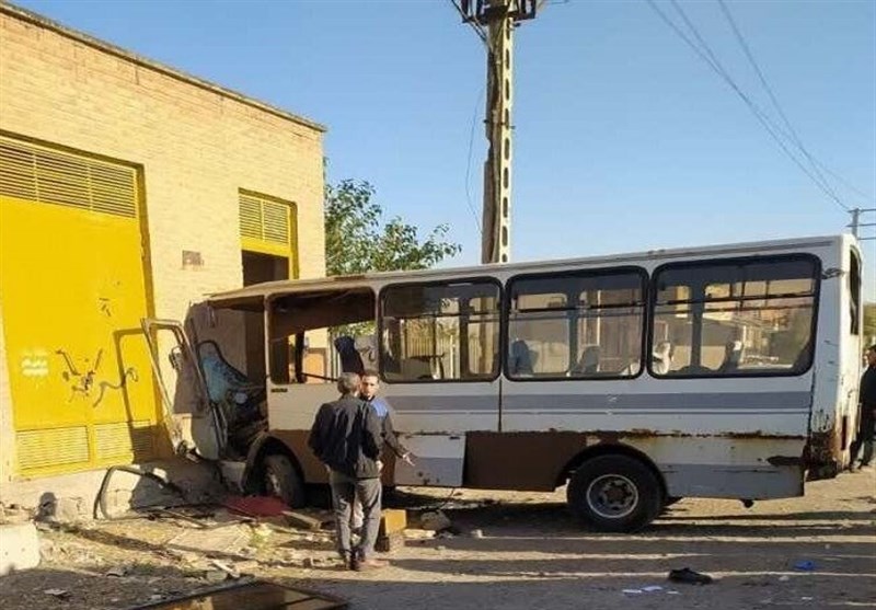 مصدومیت 11 نفر در برخورد مینی‌بوس در جاده تبریز ـ آذرشهر