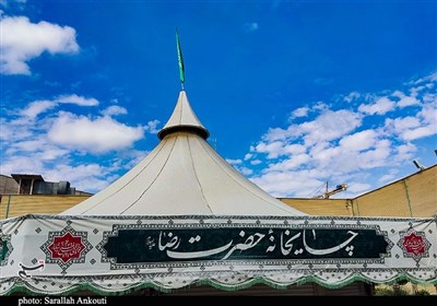 همخوانی خادمان لرستانی در چایخانه حرم رضوی با زبان لری