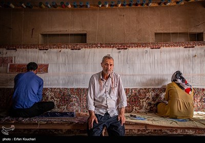 روح الله محمدزاده فرشباف روستای دیزج دیز. وی در حدود 50 ساله است که به حرفه فرشبافی مشغول است. 