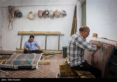 کارگاه دارکشی فرش در شهر خوی. در این مرحله نواقص احتمالی ناشی از کج بافی اصلاح میشود.